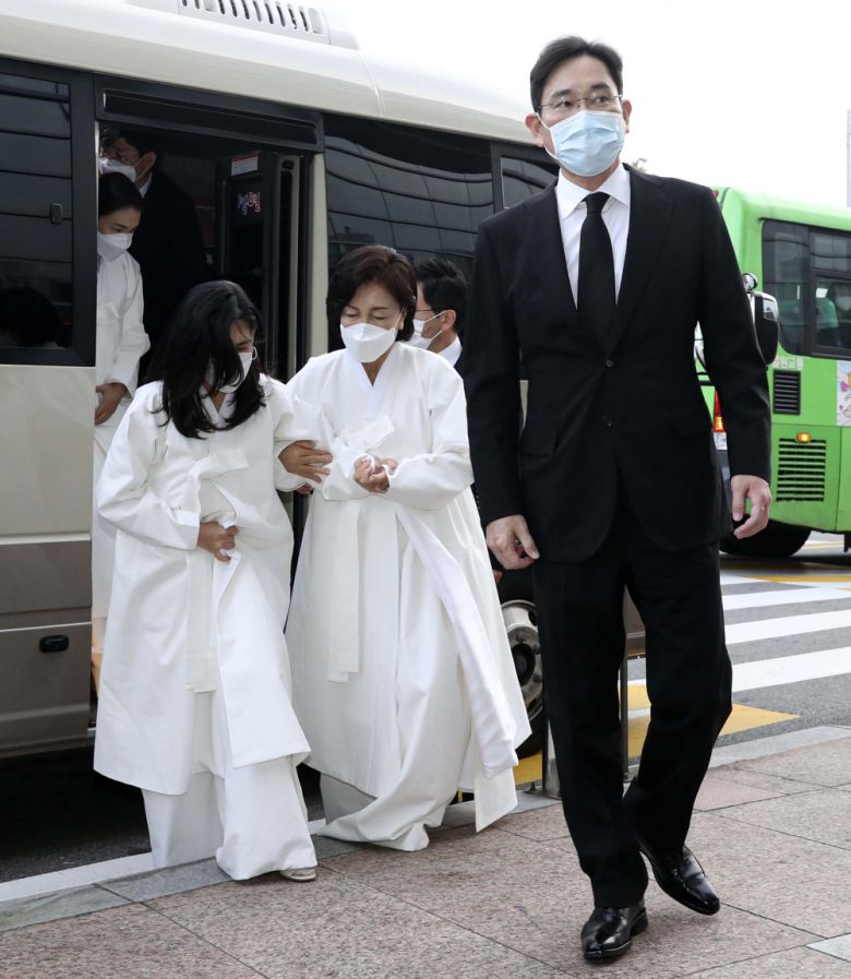 故 이건희 삼성그룹 회장 발인식이 28일 오전 서울 강남구 삼성서울병원 장례식장에서 열렸다. 이재용 삼성정자 부회장, 홍라희 여사, 이부진 호텔신라 대표, 이서현 삼성복지재단 이사장(오른쪽부터)이 차량에서 내려 영결식장으로 들어가고 있다. 사진공동취재단(신태현 기자 holjjak@)