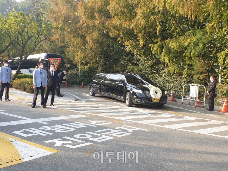 고(故) 이건희 삼성전자 회장의 운구차가 28일 서울 강남구 삼성서울병원 장례식장을 빠져나오고 있다. (유창욱 기자 woogi@)
