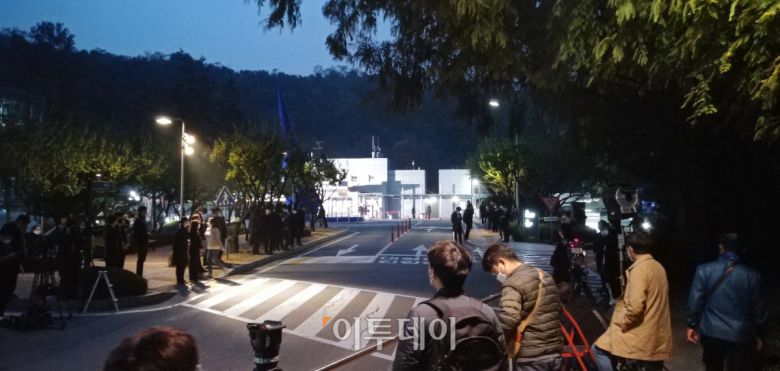 고(故) 이건희 삼성전자 회장의 영결식이 치러지는 28일 오전, 서울 강남구 삼성서울병원 장례식장 앞에 취재진과 장례 관계자들이 모여들고 있다. (유창욱 기자 woogi@)