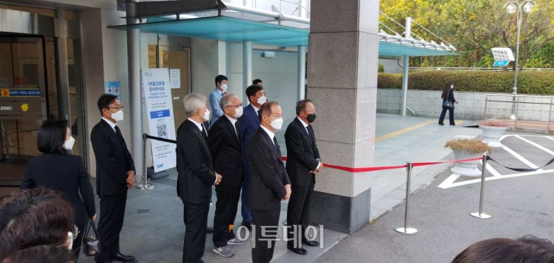 이학수 전 삼성전자 부사장 등 전현직 임원들이 고(故) 이건희 삼성전자 회장의 발인을 기다리고 있다. (유창욱 기자 woogi@)