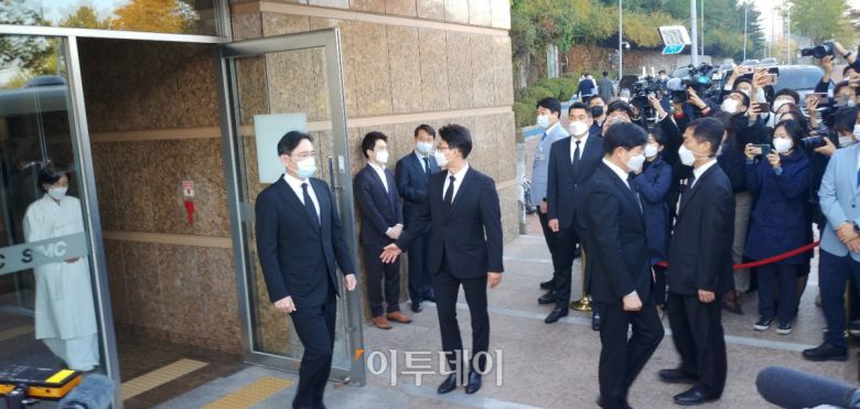 이재용 삼성전자 부회장이 28일 오전 서울 강남구 삼성서울병원 암센터 강당에서 열린 고(故) 이건희 회장의 영결식을 마치고 빠져나오고 있다. (유창욱 기자 woogi@)