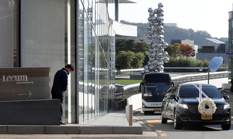 28일 오전 고 이건희 삼성전자 회장의 운구차량이 서울 리움미술관 앞을 지나고 있다. (연합뉴스)