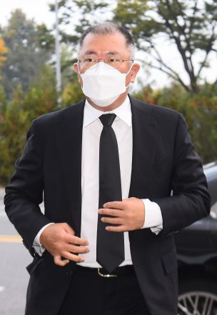 정의선 현대자동차그룹 회장이 28일 오전 서울 강남구 삼성서울병원 암병원 강당에서 비공개로 열린 고(故) 이건희 삼성그룹 회장의 영결식에 참석하고 있다. (연합뉴스)