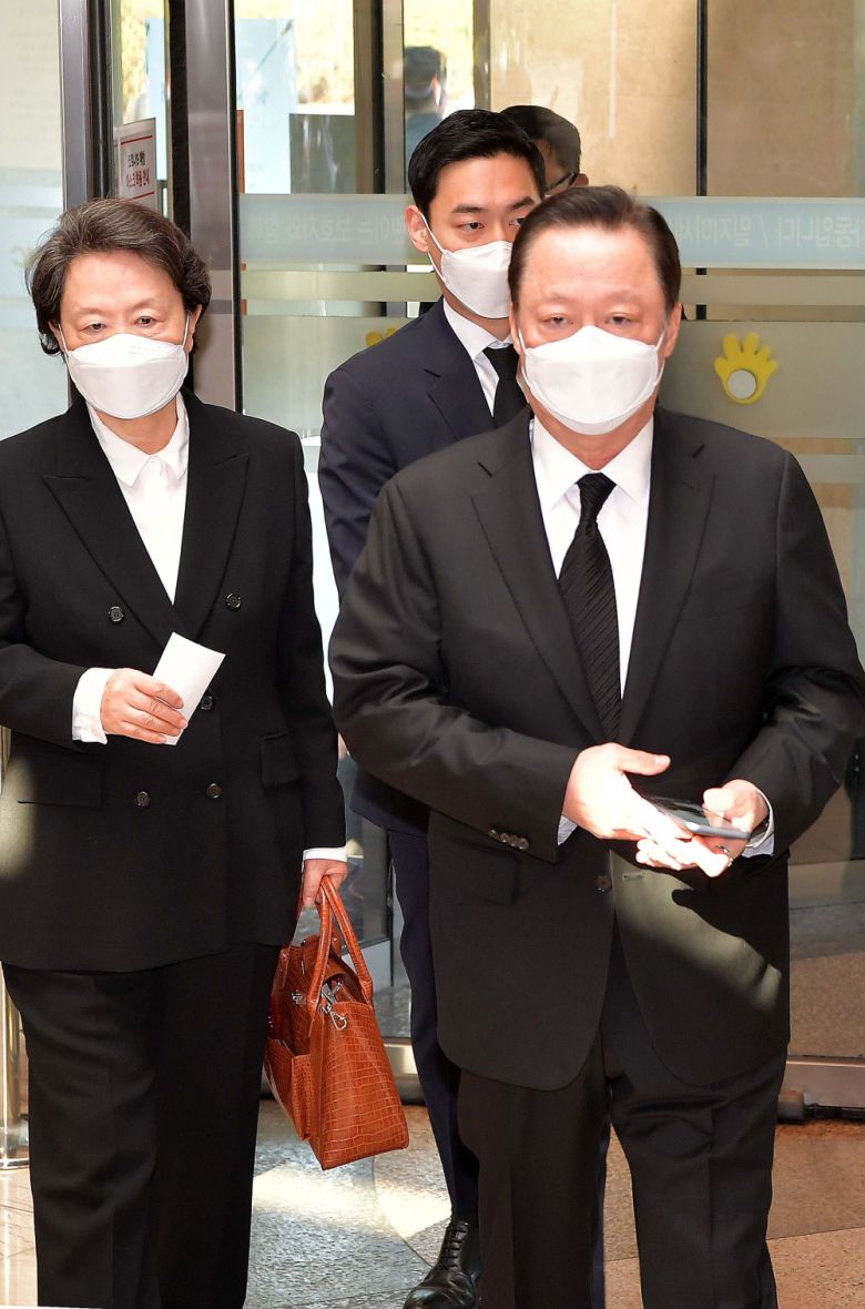 박용만 대한상공회의소 회장이 26일 오전 고 이건희 삼성그룹 회장 빈소가 마련된 서울 강남구 서울삼성병원 장례식장에 들어서고 있다. 사진공동취재단(이투데이DB)