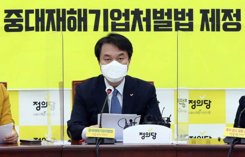 [서울=뉴시스] 전진환 기자 = 김종철 정의당 대표가 19일 오전 상무위원회가 열린 서울 여의도 국회 본청에서 발언하고 있다. 2020.11.19.amin2@newsis.com