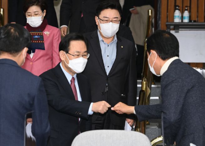 국민의힘 주호영 원내대표가 24일 오전 국회에서 열린 원내대책회의에 입장하며 인사하고 있다. (연합뉴스)