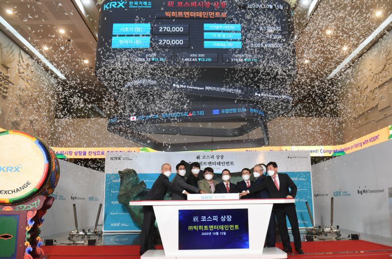 빅히트엔터테인먼트 코스피 상장 첫날인 15일 서울 여의도 한국거래소 1층 로비에서 빅히트의 상장 기념식이 열리고 있다. (왼쪽부터) 박태진 제이피모간 서울지점 대표이사, 박지원 빅히트 엔터테인먼트 HQ CEO, 윤석준 빅히트 엔터테인먼트 Global CEO, 방시혁 빅히트 엔터테인먼트 의장, 정지원 한국거래소 이사장, 임재준 한국거래소 유가증권시장본부장, 정영채 NH투자증권 대표이사, 라성채 한국거래소 유가증권시장본부장보/2020.10.15. 사진공동취재단