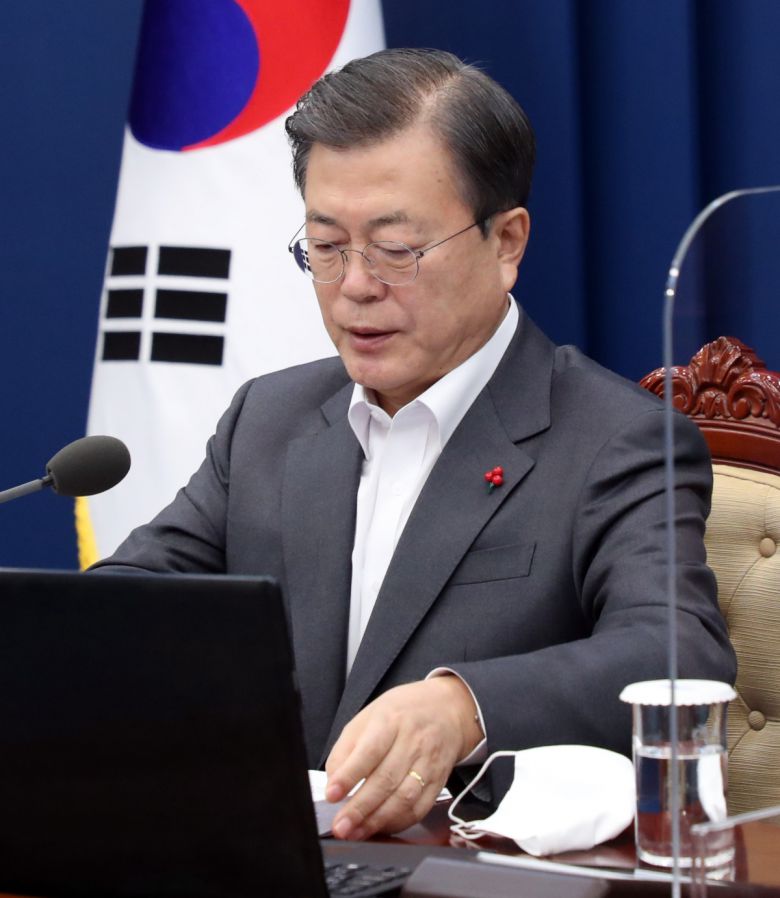 발언 마친 문재인 대통령    (서울=연합뉴스) 이진욱 기자 = 문재인 대통령이 29일 오전 청와대에서 열린 국무회의에서 발언을 마치고 있다. 2020.12.29    cityboy@yna.co.kr/2020-12-29 10:41:21/<저작권자 ⓒ 1980-2020 ㈜연합뉴스. 무단 전재 재배포 금지.>