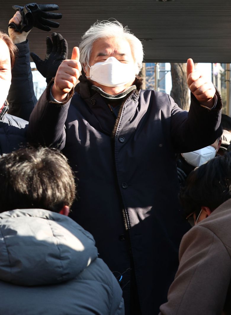 무죄 선고 받은 전광훈 목사    (서울=연합뉴스) 한종찬 기자 = 공직선거법 위반과 명예훼손 혐의로 재판에 넘겨졌다 1심에서 무죄를 선고받은 전광훈 사랑제일교회 목사가 30일 서초구 서울중앙지법을 나서고 있다. 2020.12.30    saba@yna.co.kr/2020-12-30 11:42:01/<저작권자 ⓒ 1980-2020 ㈜연합뉴스. 무단 전재 재배포 금지.>