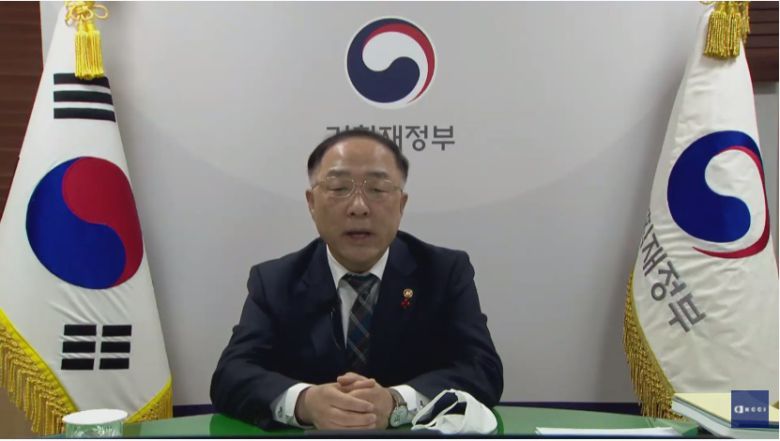 홍남기 경제부총리가 7일 '2021년 경제계 신년인사회'에서 덕담을 하고 있다.(출처=대한상공회의소 인사이트 채널)