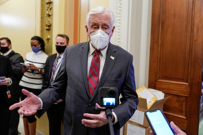 미국 민주당의 스테니 호이어 하원 원내대표가 11일(현지시간) 의회의사당에서 기자회견을 하고 있다. 민주당 소속 하원의원들은 이날 6일 의회 난동 사태와 관련해 도널드 트럼프 대통령이 내란을 선동했다는 혐의가 적시된 탄핵소추 결의안을 발의했다. 워싱턴D.C./로이터연합뉴스