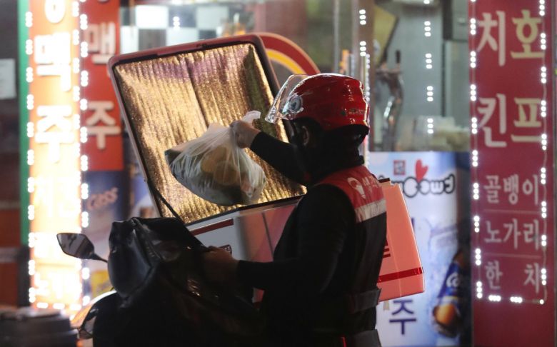 지난해 8월 30일 서울 송파구의 한 음식점 앞에서 배달대행업체 직원이 포장 음식을 나르고 있다.(뉴시스)