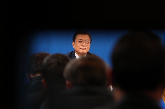 질문 받는 문재인 대통령    (서울=연합뉴스) 최재구 기자 = 문재인 대통령이 18일 청와대 춘추관에서 열린 신년 기자회견에서 기자들의 질문을 받고 있다. 2021.1.18    jjaeck9@yna.co.kr/2021-01-18 10:53:03/<저작권자 ⓒ 1980-2021 ㈜연합뉴스. 무단 전재 재배포 금지.>