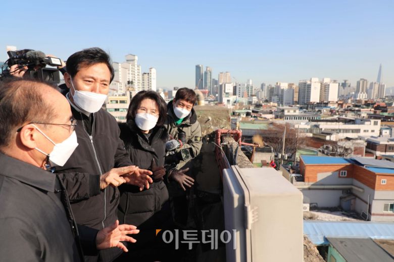 서울시장 보궐선거에 출마한 국민의힘 오세훈 전 서울시장이 19일 오후 서울 성동구 성수전략정비구역 제4지구 재개발정비사업조합을 방문, 조합관계자들과 성수동 일대의 재개발구역을 둘러보고 있다.(국회사진취재단)