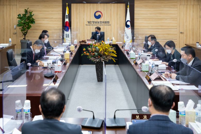 윤종인 개인정보보호위원회 위원장이 27일 오전 서울 종로구에 위치한 정부서울청사 4층 대회의실에서 개최된 제2회 전체회의를 주재하고 있다.(사진제공=개인정보보호위원회)