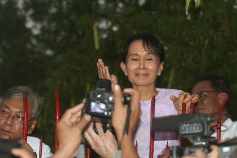 아웅산 수치 여사가 지난 2010년 11월 13일 가택연금에서 해제된 후 지지자들에게 인사를 하고 있다. 양곤/신화뉴시스