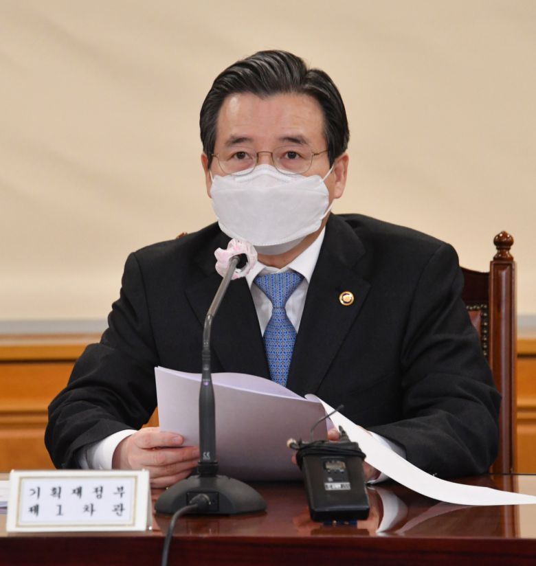 발언하는 김용범 차관    (서울=연합뉴스) 김용범 기획재정부 차관이 2일 서울 중구 은행회관에서 열린 '거시경제 금융회의'에서 발언하고 있다. 2021.2.2     [기획재정부 제공. 재판매 및 DB 금지]    photo@yna.co.kr/2021-02-02 08:27:41/<저작권자 ⓒ 1980-2021 ㈜연합뉴스. 무단 전재 재배포 금지.>(연합뉴스)