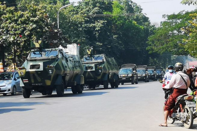 Myanmar Army armored vehicles drive past a street after they seized power in a coup in Mandalay, Myanmar February 2, 2021. REUTERS/Stringer   NO RESALES. NO ARCHIVES/2021-02-02 14:22:03/<저작권자 ⓒ 1980-2021 ㈜연합뉴스. 무단 전재 재배포 금지.>