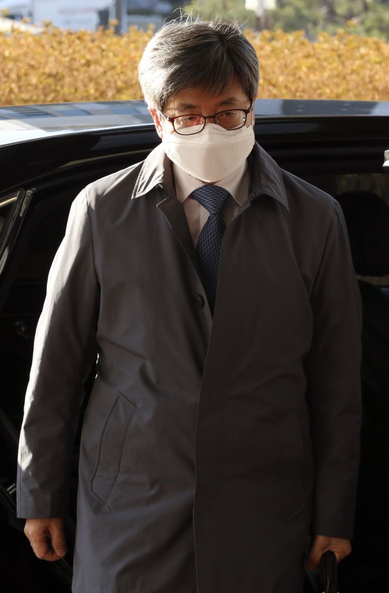 김명수 대법원장이 3일 오전 서울 서초구 대법원으로 출근하고 있다. (뉴시스)