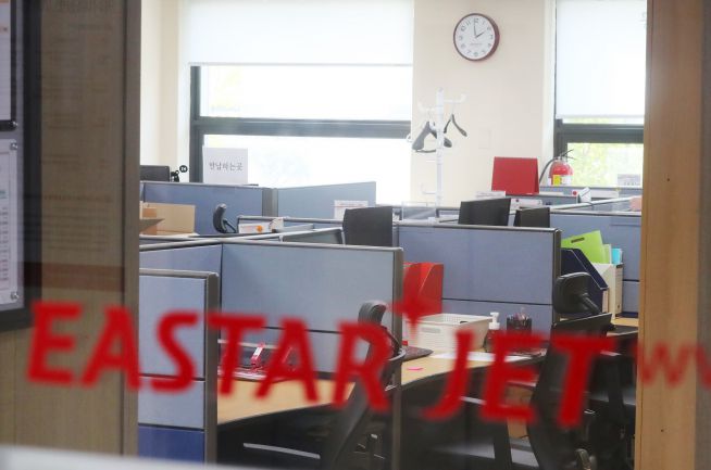 이스타항공의 대규모 구조조정을 하루 앞둔 지난해 10월 13일 오후 서울 강서구 이스타항공 본사 사무실 곳곳의 빈 자리가 눈에 띄고 있다.(뉴시스)