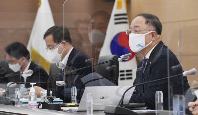 발언하는 홍남기 부총리    (서울=연합뉴스) 홍남기 경제부총리 겸 기획재정부 장관이 8일 정부세종청사 기재부 대회의실에서 열린 확대간부회의에서 발언하고 있다. 2021.2.8     [기획재정부 제공. 재판매 및 DB 금지]    photo@yna.co.kr/2021-02-08 15:58:37/<저작권자 ⓒ 1980-2021 ㈜연합뉴스. 무단 전재 재배포 금지.>