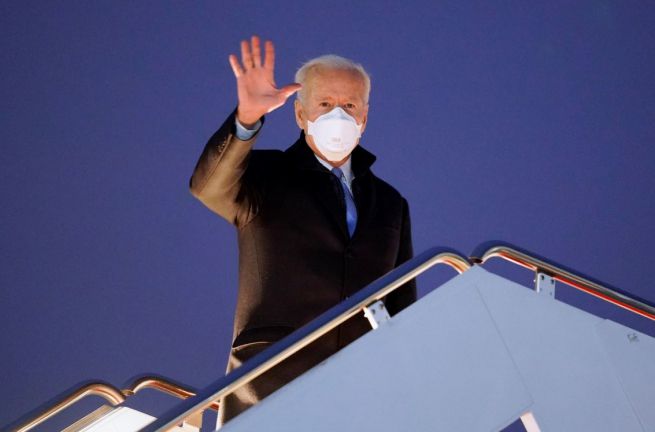 조 바이든 미국 대통령이 12일(현지시간) 주말에 쉬기 위해 대통령 별장인 캠프 데이비드로 향하면서 에어포스원에서 탑승 전 손을 흔들고 있다. 앤드루스공군기지/AP연합뉴스