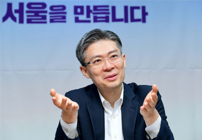 서울시장 보궐선거 출마를 선언한 조정훈 시대전환 대표가 9일 서울 국회 의원회관에서 이투데이와 인터뷰를 갖고 있다. 신태현 기자 holjjak@