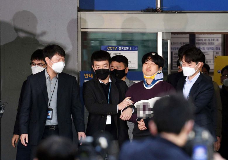 [서울=뉴시스]김선웅 기자 =텔레그램에 '박사방'을 열고 미성년자를 포함한 여성들을 대상으로 성착취 범죄를 저지른 '박사' 조주빈이 25일 오전 서울 종로구 종로경찰서에서 검찰로 송치되고 있다. 2020.03.25. photo@newsis.com