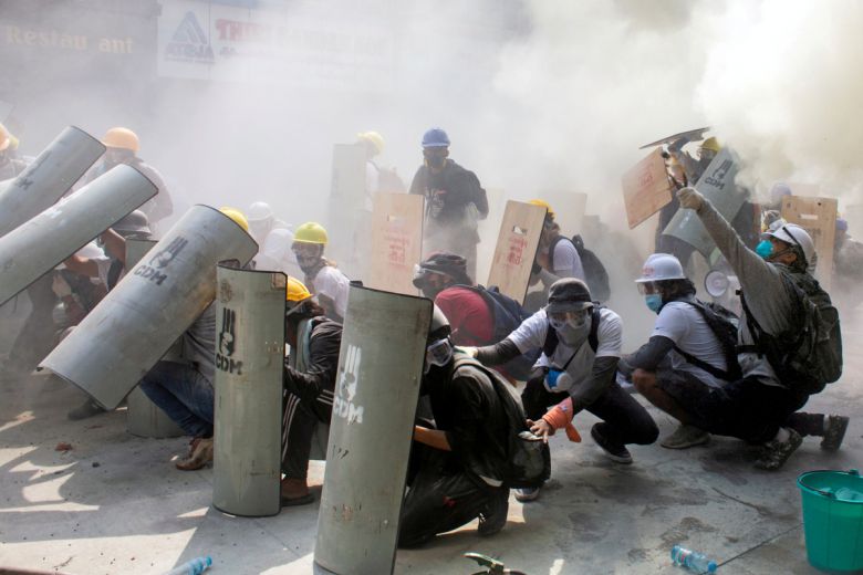Protesters take cover as they clash with riot police officers during a protest against the military coup in Yangon, Myanmar, February 28, 2021. REUTERS/Stringer NO RESALES NO ARCHIVE     TPX IMAGES OF THE DAY/2021-02-28 23:22:18/<저작권자 ⓒ 1980-2021 ㈜연합뉴스. 무단 전재 재배포 금지.>