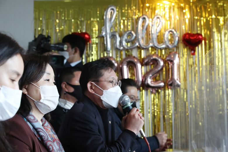 코로나19 대응 전국자영업자비상대책위원회, 정의당 의원 등이 9일 오전 서울 마포구 상수동의 한 파티룸에서 '제대로 된 코로나 재난 보상을 위한 손실보상 소급적용 등 자영업자 단체 간담회'를 하고 있다. 왼쪽 두번째부터 정의당 심상정 의원, 배진교 의원. 2021.3.9    mjkang@yna.co.kr/2021-03-09 12:18:16/<저작권자 ⓒ 1980-2021 ㈜연합뉴스. 무단 전재 재배포 금지.>(연합뉴스)