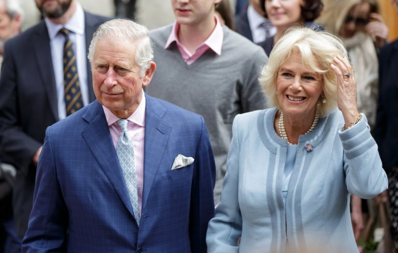 epa05891959 Britain's Prince Charles (L) and his wife Camilla, Duchess of Cornwall (R) react as they visit an 'Heuriger', a Viennese wine tavern of an organic wine maker in Vienna, Austria, 06 April 2017. The British royals are visiting Austria for two days as final leg of their European tour.  EPA/LISI NIESNER/2017-04-06 21:36:51/<저작권자 ⓒ 1980-2017 ㈜연합뉴스. 무단 전재 재배포 금지.>(EPA/연합)