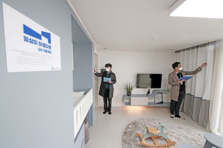 개관 앞둔 경기도 기본주택 홍보관    (수원=연합뉴스) 홍기원 기자 = 24일 오전 경기도 수원시 GH 기본주택 홍보관에서 경기주택도시공사 직원들이 개관을 앞두고 점검을 하고 있다.     경기도는 25일 '경기도 기본주택 콘퍼런스'를 개최한다. 2021.2.24    xanadu@yna.co.kr/2021-02-24 13:02:41/<저작권자 ⓒ 1980-2021 ㈜연합뉴스. 무단 전재 재배포 금지.>(연합뉴스)