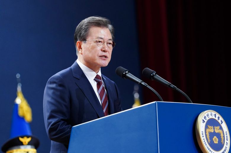 [아산=뉴시스]추상철 기자 = 문재인 대통령이 12일 오후 충남 아산시 경찰대학에서 열린 신임 경찰 경위·경감 임용식에 참석해 축사를 하고 있다. 2021.03.12. scchoo@newsis.com