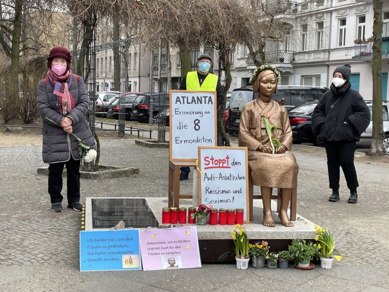 독일 베를린 평화의 소녀상 앞에 애틀란타 총격 사망자들을 애도하는 피켓이 놓여있다. 베를린/연합뉴스