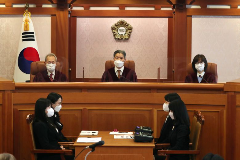 임성근 전 부산고법 부장판사의 탄핵 심판 변론 준비기일인 24일 오후 주심을 맡은 이석태(왼쪽부터) 헌법재판관과 이영진 수명재판관, 이미선 수명재판관이 서울 종로구 헌법재판소 소심판정에서 재판 시작을 기다리고 있다.