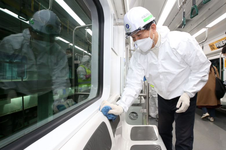 [서울=뉴시스]국회사진기자단 = 오세훈 국민의힘 서울시장 후보가 25일 새벽 서울 성북구 군자차량사업소를 찾아 코로나19 확산 방지를 위해 전동차 방역을 하고 있다. 2021.03.25. photo@newsis.com