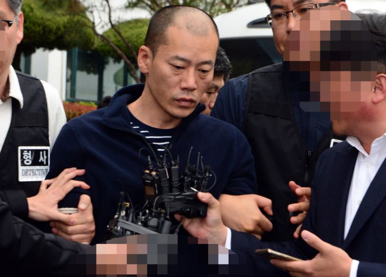 【진주=뉴시스】 차용현 기자 = 지난 17일 경남 진주시 한 아파트에서 방화 및 흉기난동 사건을 벌인 안인득(42)씨가 19일 오후 치료를 받기 위해 진주경찰서 유치장에서 나와 병원으로 이동하고 있다. 경남지방경찰청은 지난 18일 신상공개심의위원회를 열고 안 씨의 이름·나이· 얼굴 등을 공개하기로 결정했다. 2019.04.19.   con@newsis.com(뉴시스)