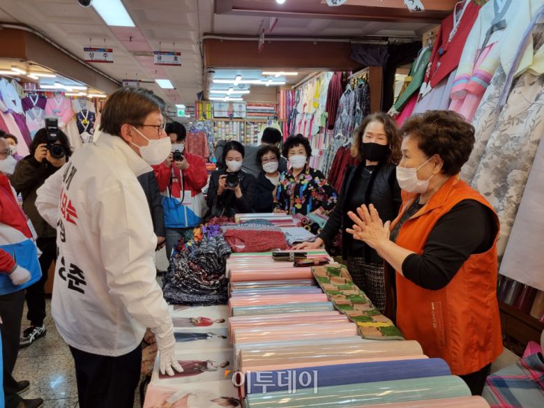 박형준 국민의힘 부산시장 후보가 5일 오후 부산 진시장을 방문해 상인과 이야기를 나누고 있다.(부산=박준상 기자 jooooon@)