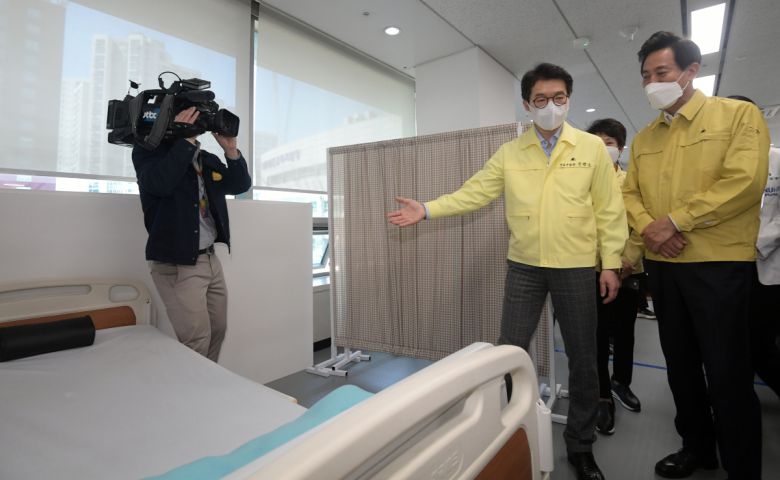 오세훈(오른쪽) 서울시장이 8일 오후 서울 성동구청에 마련된 서울시 1호 코로나19 예방접종센터를 방문해 정원오 성동구청장의 안내를 받아 시설을 살피고 있다(뉴시스)