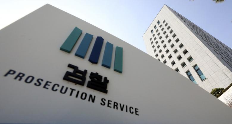 [서울=뉴시스]최진석 기자 = 수원지검은 3일 검찰이 수사하던 김학의 전 법무부 차관 출국금지 사건 가운데 수사 외압 의혹 등을 받고 있는 이성윤 서울중앙지검장과 이규원 당시 대검 과거사진상조사단 검사 사건 등을 고위공직자범죄수사처로 이첩한다고 밝혔다. 공수처 설치 및 운영에 관한 법률 25조 2항은 검찰 등 다른 수사기관이 검사의 고위공직자범죄 혐의를 발견하면 공수처에 이첩하도록 규정한다. 사진은 이날 오전 서울 대검찰청의 모습. 2021.03.03. myjs@newsis.com