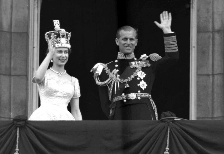 FILE - This is a June. 2, 1953 file photo of Britain's Queen Elizabeth II and Prince Philip, Duke of Edinburgh, as they wave to supporters from the balcony at Buckingham Palace, following her coronation at Westminster Abbey. London. At the age of 96, Britain's Prince Philip on Wednesday Aug. 2, 2017 retires from solo official duties. Over the decades he has become renowned for his stalwart support of his wife, Queen Elizabeth II. (AP Photo/Leslie Priest, File)/2017-08-02 00:20:20/<저작권자 ⓒ 1980-2017 ㈜연합뉴스. 무단 전재 재배포 금지.>