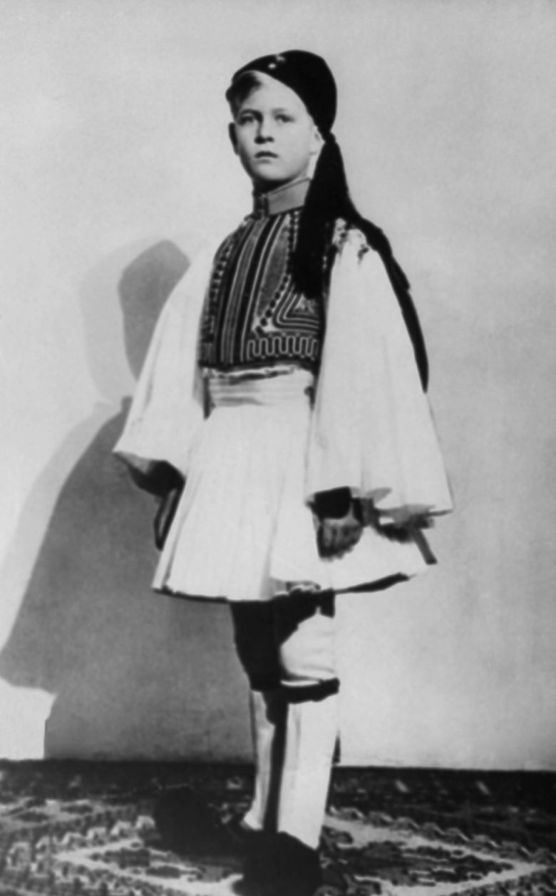 FILE - In this 1930 file photo Prince Philip of Greece, now the Duke of Edinburgh, and husband of Queen Elizabeth II, poses in Greek costume, at an unknown location.  Britain's Prince Philip on Wednesday Aug. 2, 2017 retires from solo official duties. Over the decades he has become renowned for his stalwart support of his wife, Queen Elizabeth II. (AP Photo, File)/2017-08-02 00:20:30/<저작권자 ⓒ 1980-2017 ㈜연합뉴스. 무단 전재 재배포 금지.>