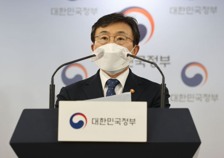 코로나19 백신 도입 관련 긴급 브리핑    (서울=연합뉴스) 김인철 기자 = 24일 서울 종로구 정부서울청사에서 열린 신종 코로나바이러스 감염증(코로나19) 백신 도입 관련 부처 합동 긴급 브리핑에서 권덕철 백신도입 TF 팀장(보건복지부 장관)이 발언하고 있다. 2021.4.24    yatoya@yna.co.kr/2021-04-24 17:17:08/<저작권자 ⓒ 1980-2021 ㈜연합뉴스. 무단 전재 재배포 금지.>(연합뉴스)