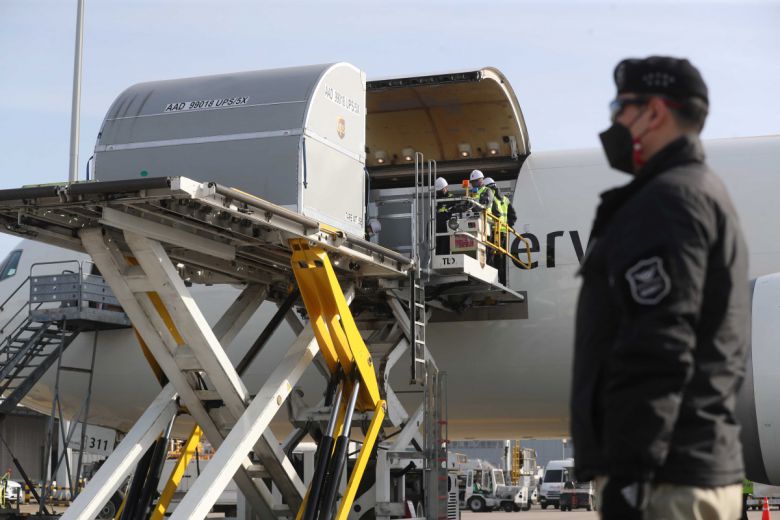 인천공항 도착한 화이자 백신 추가 물량    (영종도=연합뉴스) 김도훈 기자 = 31일 오전 인천국제공항 화물터미널에서 관계자들이 정부가 화이자와 직접 계약을 통해 확보한 백신 추가 물량 50만회분(25만명분)을 UPS 화물항공기에서 옮기고 있다. 2021.3.31    superdoo82@yna.co.kr/2021-03-31 10:00:18/<저작권자 ⓒ 1980-2021 ㈜연합뉴스. 무단 전재 재배포 금지.>