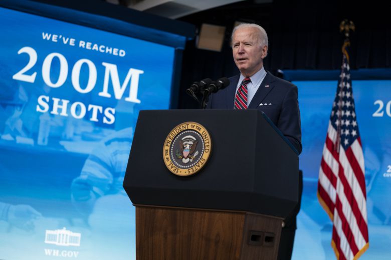 조 바이든 미국 대통령이 21일(현지시간)  백악관 사우스 코트 오디토리엄에서 신종 코로나바이러스 감염증(코로나19) 대책과 백신 접종상황에 관한 연설을 하고 있다. 워싱턴/AP연합뉴스
