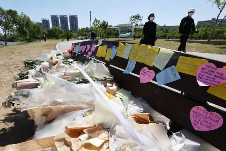 '손정민 군을 기억하며'    (서울=연합뉴스) 한종찬 기자 = 9일 오전 서울 서초구 반포한강공원 택시승강장 앞 벤치에 마련된 고(故) 손정민 군의 추모 공간에 꽃과 편지가 놓여있다. 2021.5.9    saba@yna.co.kr/2021-05-09 11:49:26/<저작권자 ⓒ 1980-2021 ㈜연합뉴스. 무단 전재 재배포 금지.>