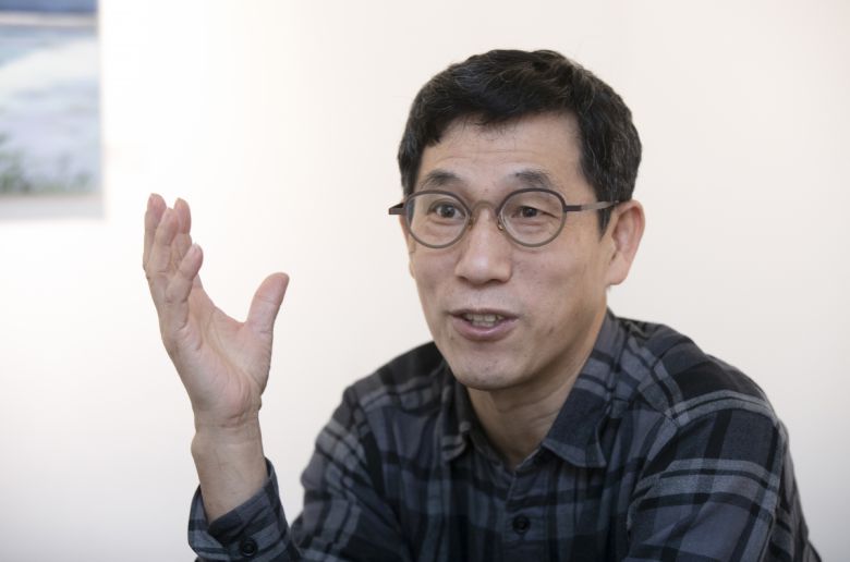 [서울=뉴시스] 이윤청 기자 = 진중권 전 동양대 교수가 지난 23일 서울 서대문구 충정로역 인근의 한 레스토랑에서 뉴시스와 인터뷰하고 있다. 2020.12.27. radiohead@newsis.com