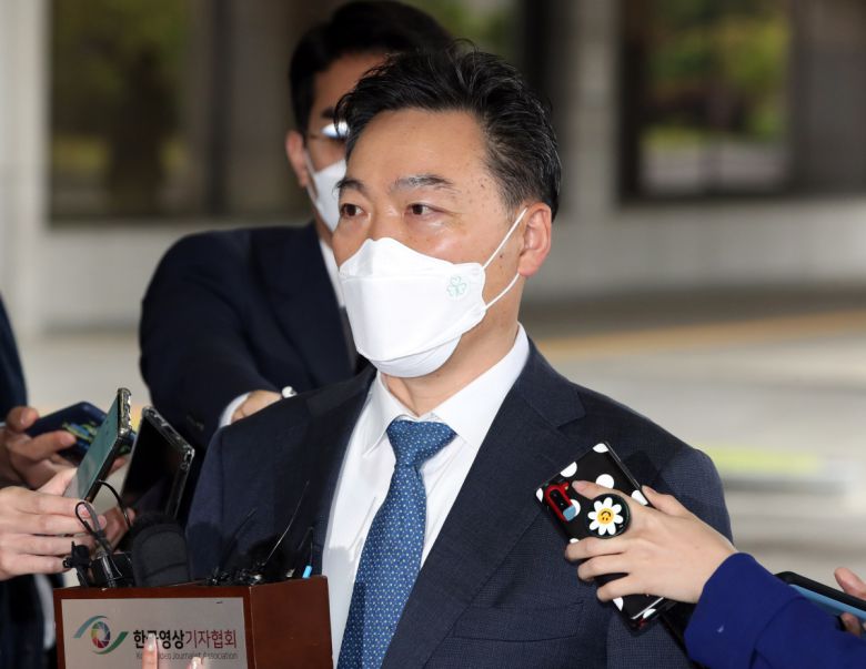 김오수 검찰총장 후보자가 4일 오전 서울 서초구 서울고등검찰청으로 출근하며 취재진 질문에 답변하고 있다. (뉴시스)