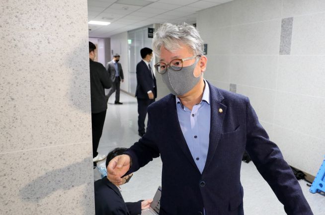 조응천 더불어민주당 국토교통위원회 간사가 27일 서울 여의도 국회 의원회관에서 열린 당정협의에 참석하고 있다.(연합뉴스)