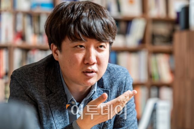 서울 영등포구 정치카페 하우스에서 국민의힘 당대표 선거에 도전한 이준석 전 최고위원이 이투데이와 인터뷰하고 있다. 조현호 기자 hyunho@